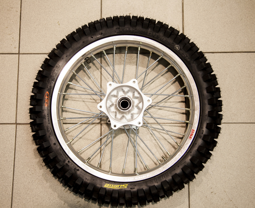 Колесо переднее 2.15x18 32h в сборе с покрышкой 100/90-18 J5  J5F46